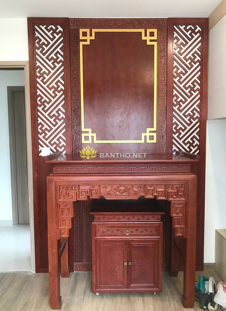 Bàn thờ đứng mẫu Triện và tủ con cùng vách thờ