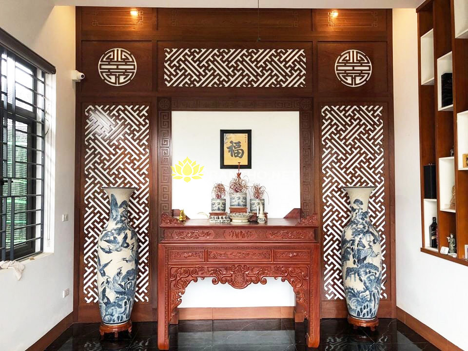 Bàn thờ gỗ tự nhiên loại đẹp chạm Ngũ Phúc trong phòng thờ