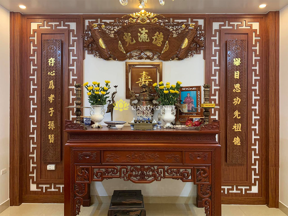 Mẫu phòng thờ gia tiên đẹp cùng cuốn thư