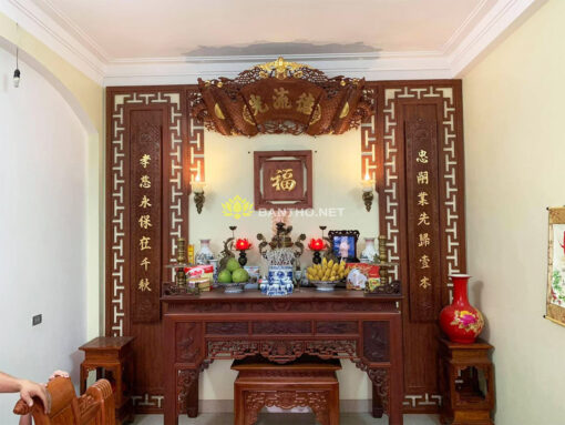 Mẫu phòng thờ gia tiên đẹp cùng cuốn thư