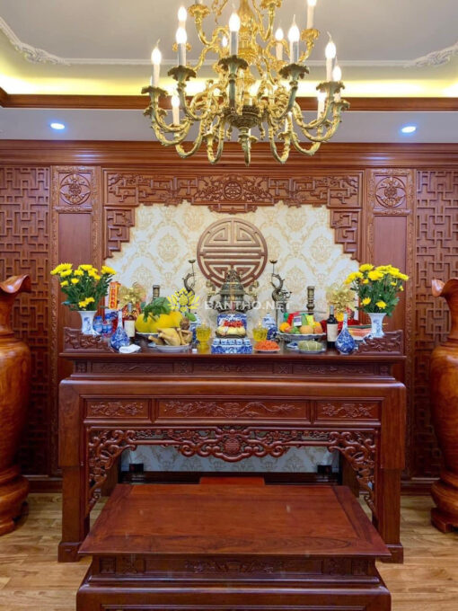 Bàn thờ chân quỳ chạm Ngũ Phúc dạ vanh thủng