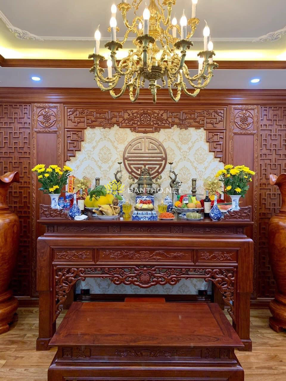 Bàn thờ chân quỳ chạm Ngũ Phúc dạ vanh thủng