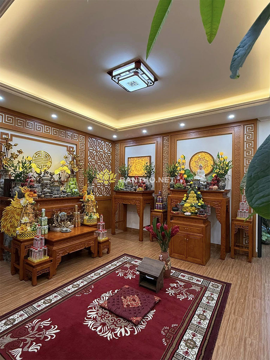 Bàn thờ phật và gia tiên chung phòng thờ