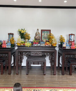 Bàn thờ phật và 2 bàn thờ gia tiên chung phòng thờ