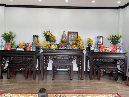 Bàn thờ phật và 2 bàn thờ gia tiên chung phòng thờ