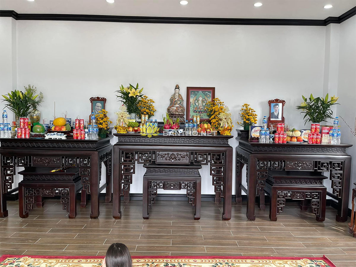 Bàn thờ phật và 2 bàn thờ gia tiên chung phòng thờ