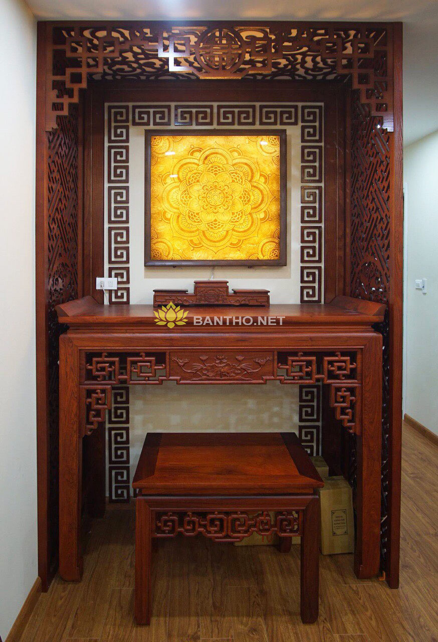 Bàn thờ đứng chung cư mẫu hiện đại