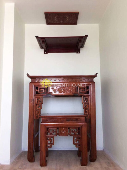 Bàn thờ phật treo tường và cặp bàn thờ gia tiên sen triện