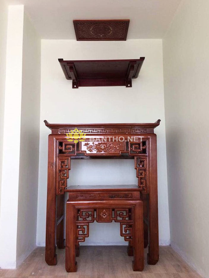 Bàn thờ phật treo tường và cặp bàn thờ gia tiên sen triện