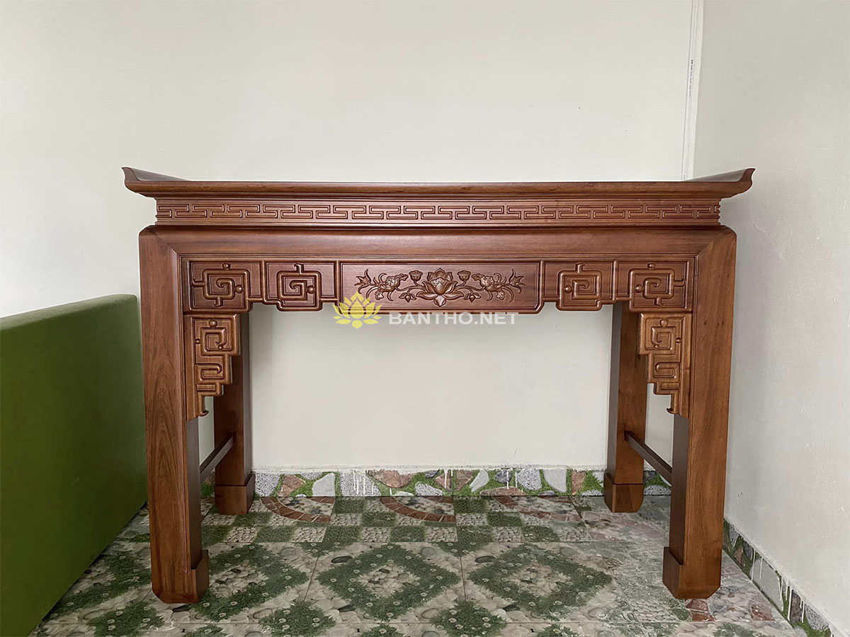Bàn thờ gia tiên sen triện