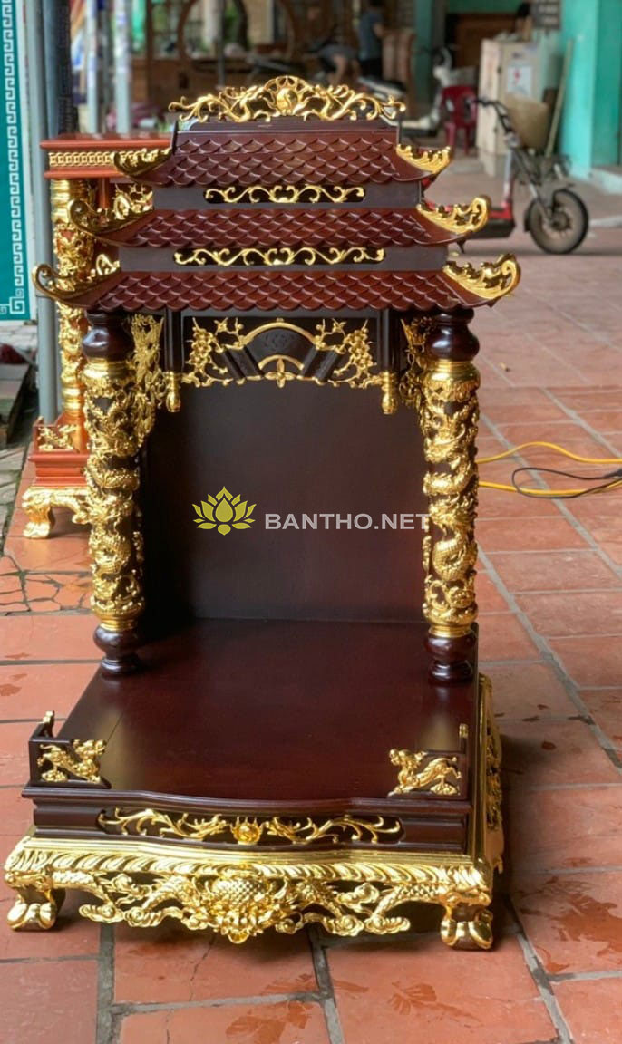 Bàn thờ thần tài mái chùa thếp điểm vàng