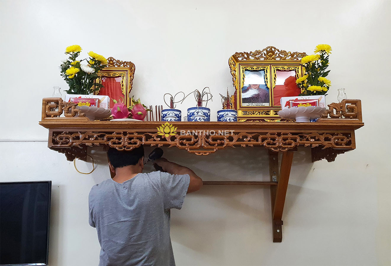 Bàn thờ treo tường mẫu triện gỗ Gụ