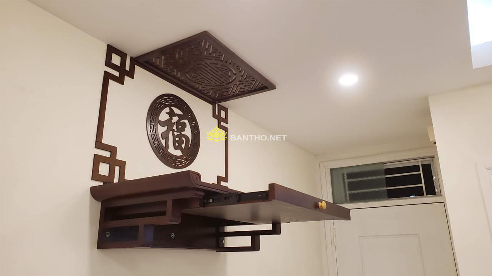 Bàn thờ treo tường đơn giản có ngăn kéo