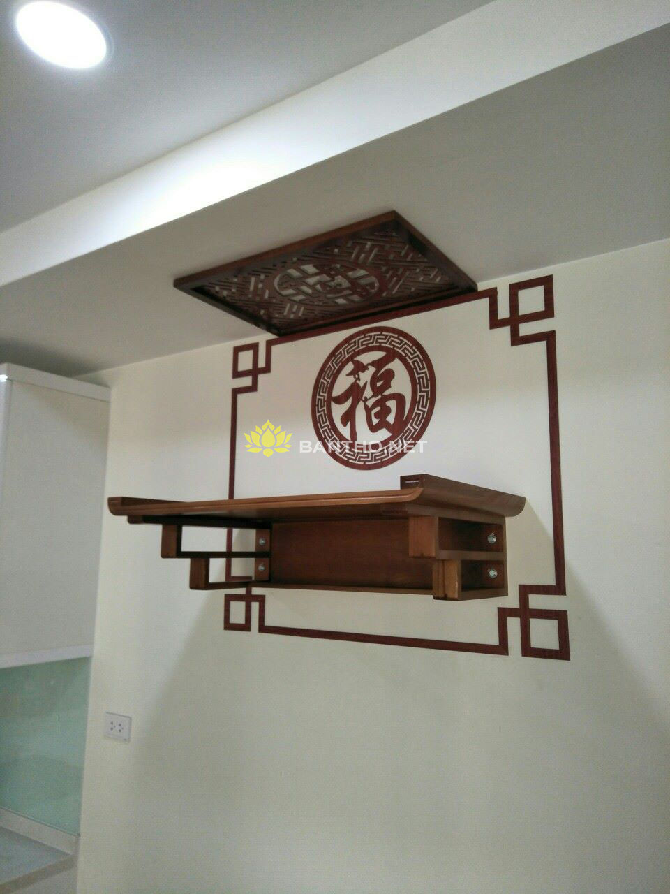 Bàn thờ chung cư kiểu treo tường