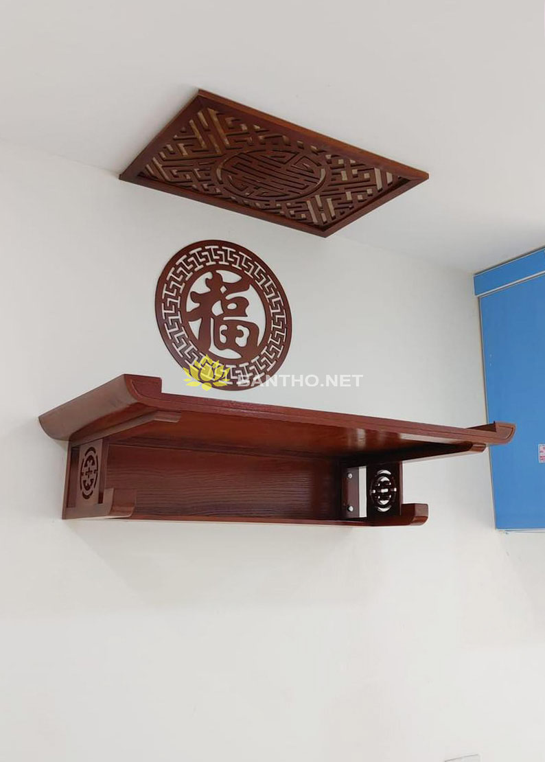 Mẫu bàn thờ treo tường con sơn chữ Thọ và tấm chắn ám khói