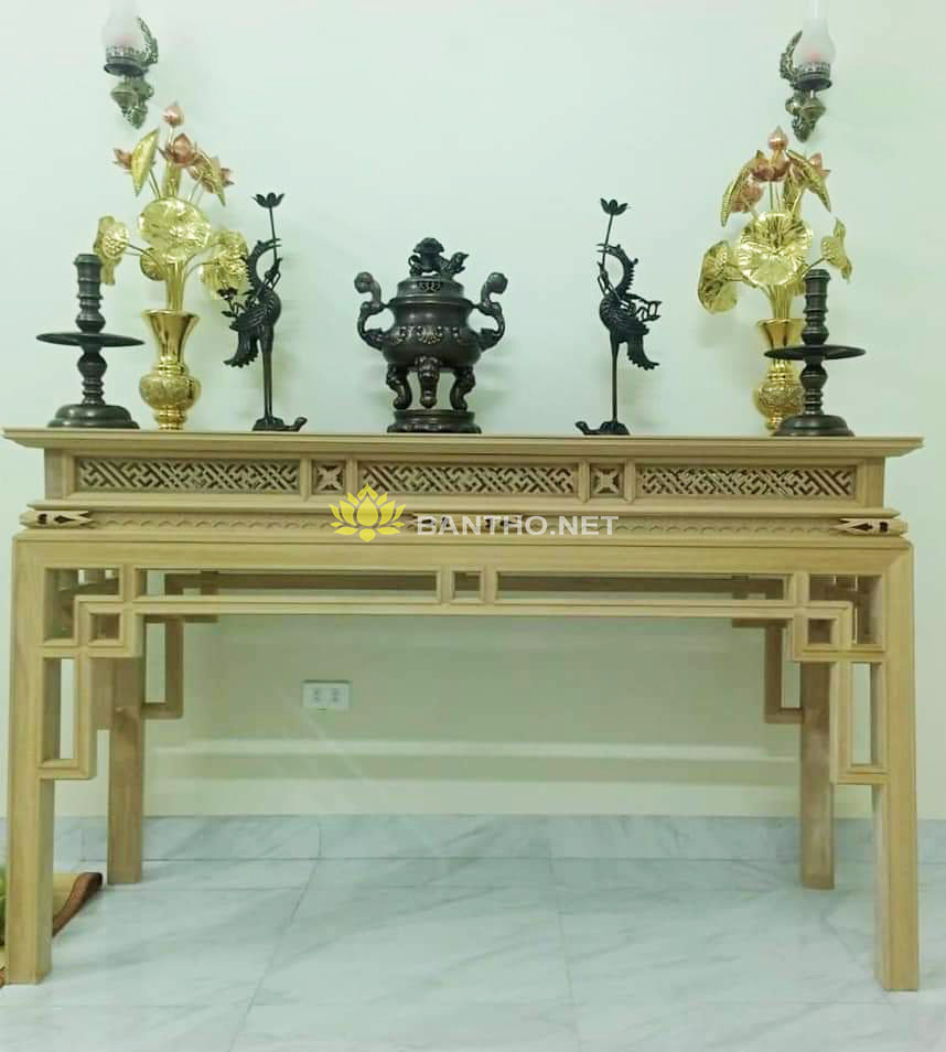 Bàn hành - Giường hành (bàn thờ để ngai khám sau bàn thờ chính)