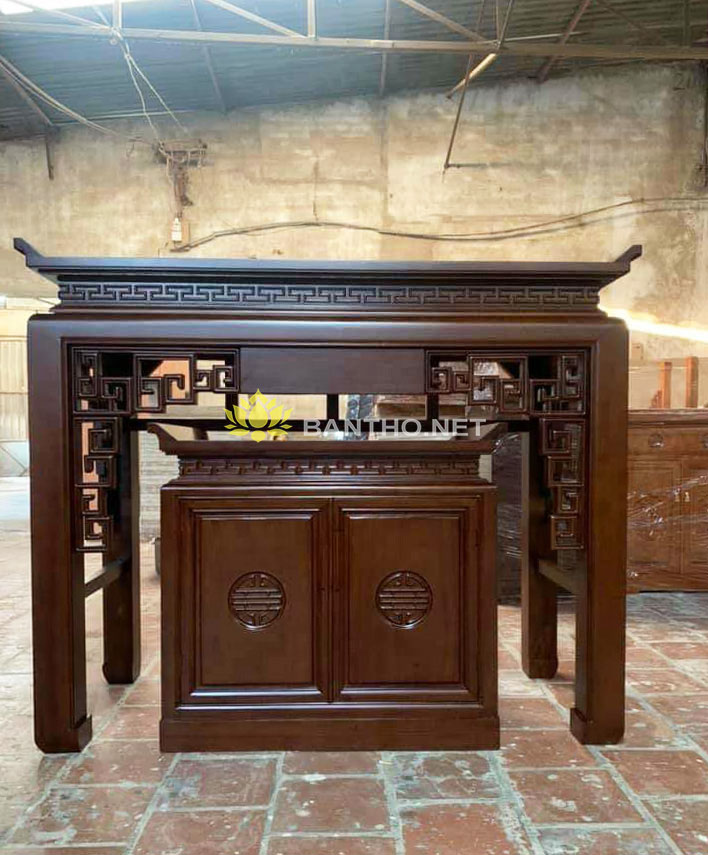 Bàn thờ nhà chung cư Triện trơn