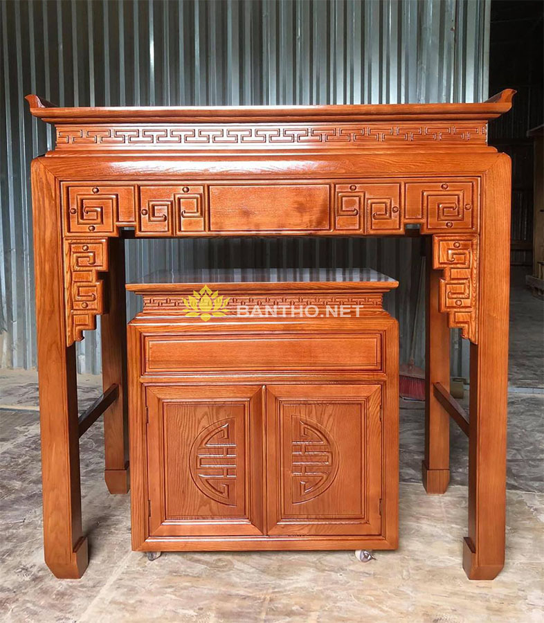 Bàn thờ nhà chung cư Triện sơn màu cánh gián