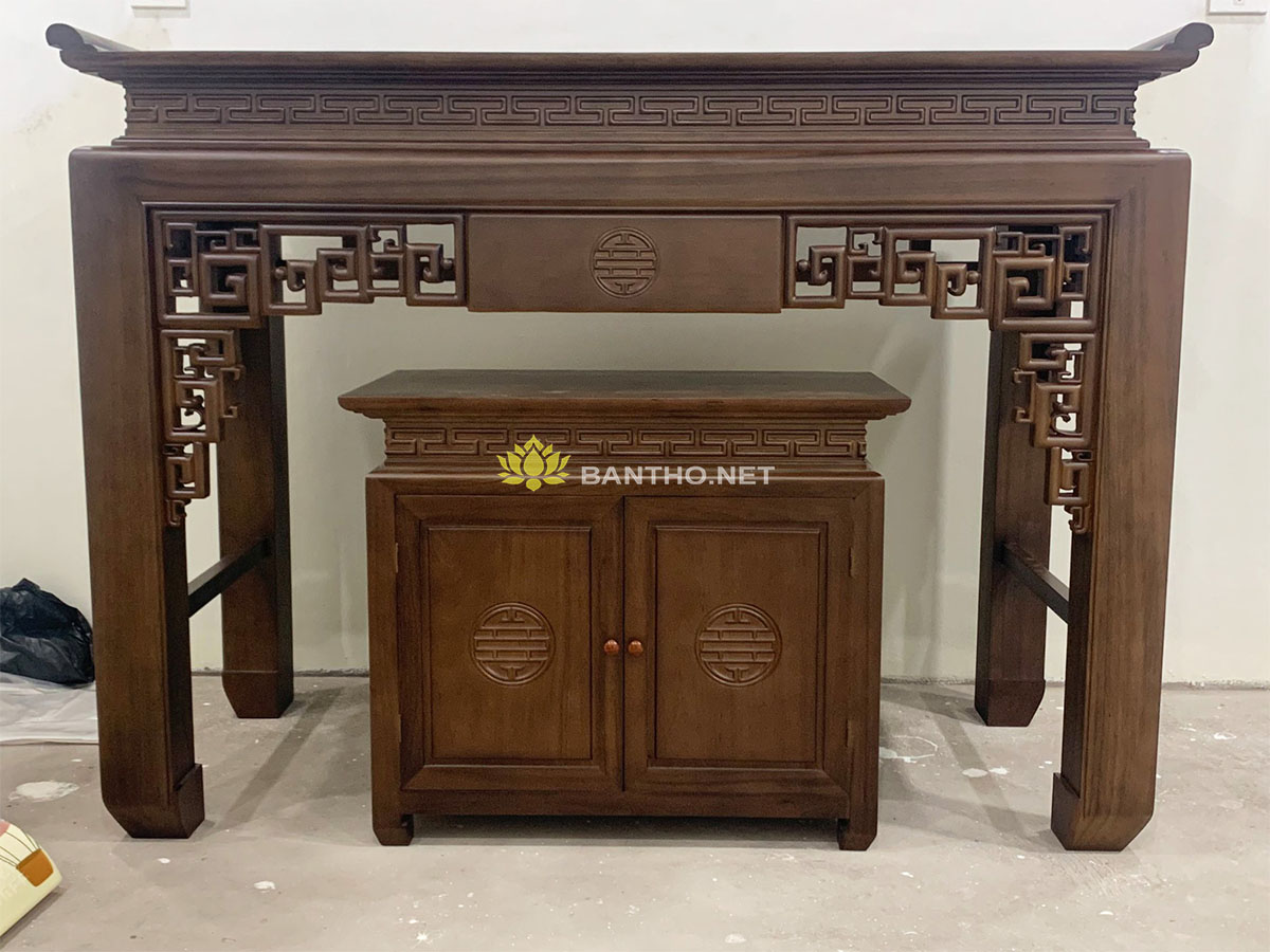Bàn thờ nhà chung cư Triện trơn