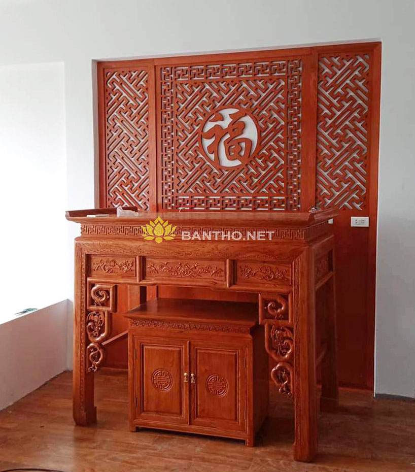 Bàn thờ Triện ngũ phúc và tủ thờ nhỏ cùng vách thờ