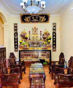 Gian thờ gồm: Bàn thờ ô xa, hoành phi lồng cuốn thư câu đối và ngai thờ