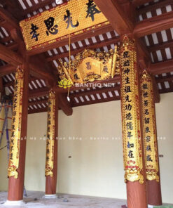 Hoành phi câu đối lòng máng đục gấm trong nhà thờ