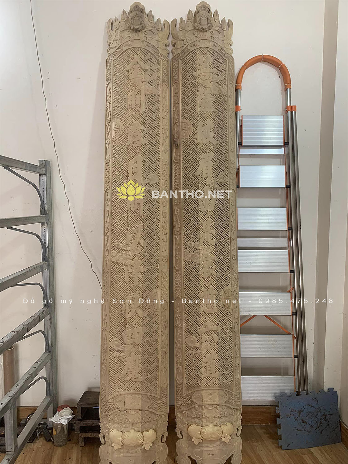 Câu đối máng đục gấm bằng gỗ thờ ở đền miếu phủ