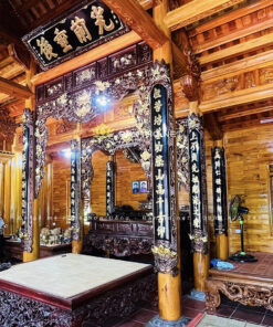 Alternative view of Hoành phi câu đối và cửa võng gỗ Mít thờ sơn giả cổ