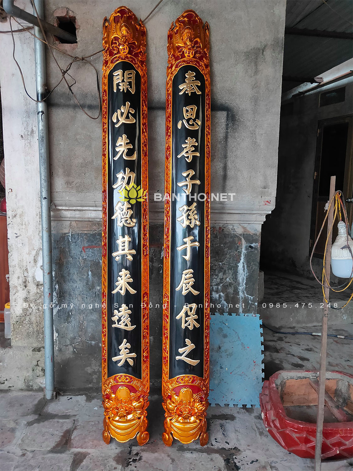Hoành phi câu đối gỗ Dổi sơn mài nền then chùi