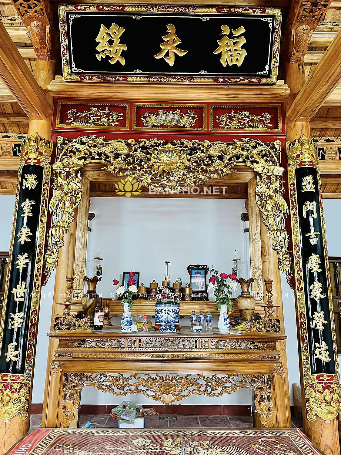 Hoành phi câu đối gỗ Dổi sơn mài nền then chùi