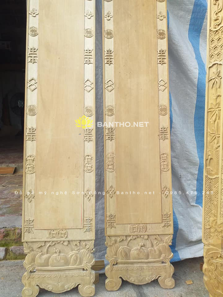 Câu đối phẳng nền trơn trên dơi dưới quả