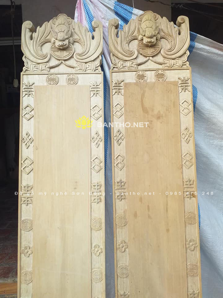 Câu đối phẳng nền trơn trên dơi dưới quả mộc