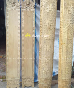 Câu đối phẳng nền trơn trên dơi dưới quả gỗ dổi