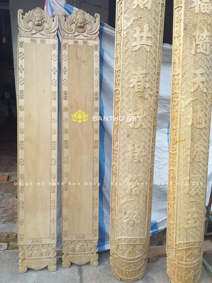 Câu đối phẳng nền trơn trên dơi dưới quả gỗ dổi