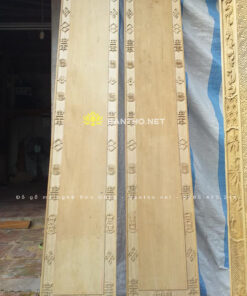 Câu đối phẳng nền trơn trên dơi dưới quả gỗ dổi