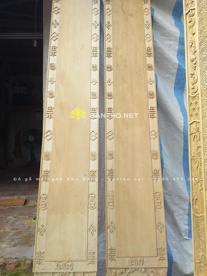 Câu đối phẳng nền trơn trên dơi dưới quả gỗ dổi