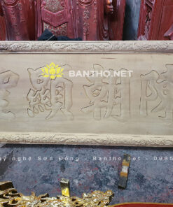 Bức hoành phi Thờ Đức Thánh Trần để mộc