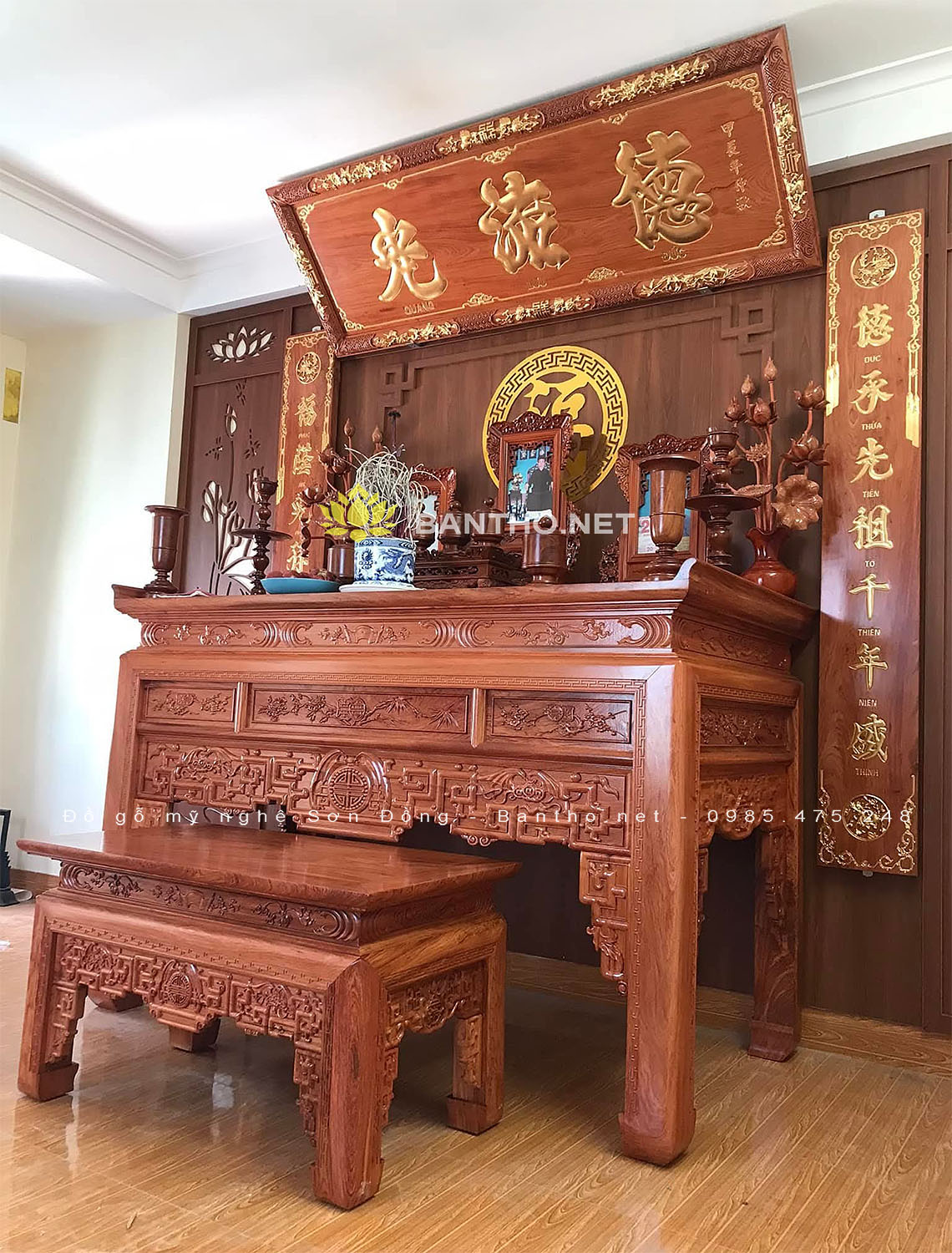 Hoành phi câu đối gỗ Hương và bàn thờ gia tiên