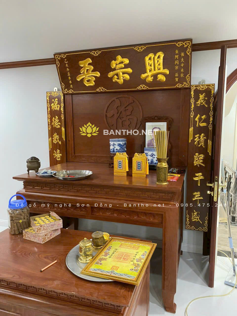 Hoành phi câu đối phẳng nền son