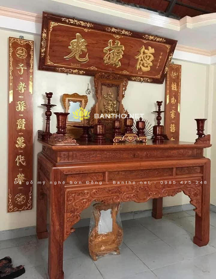 Hoành phi câu đối gỗ Hương và án gian thờ gia tiên