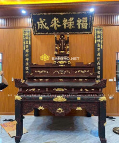Hoành phi câu đối phẳng chạm cù lệch và bàn thờ tam cấp