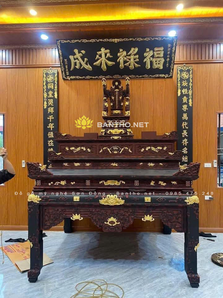 Hoành phi câu đối phẳng chạm cù lệch và bàn thờ tam cấp