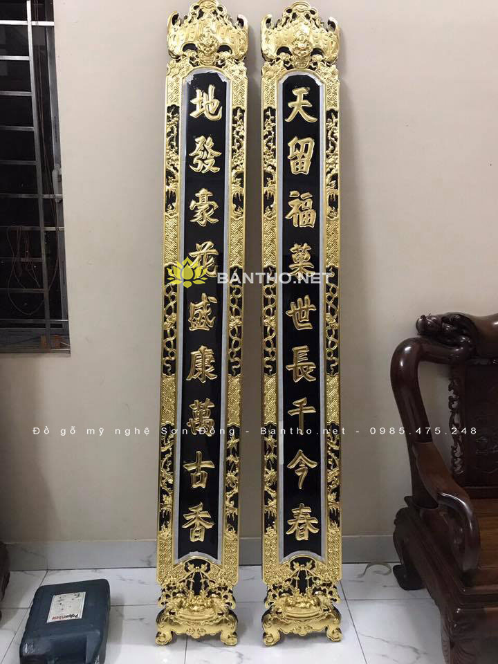 Câu đối thờ gia tiên chạm trên dơi dưới quả