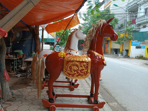 bàn thờ có con ngựa