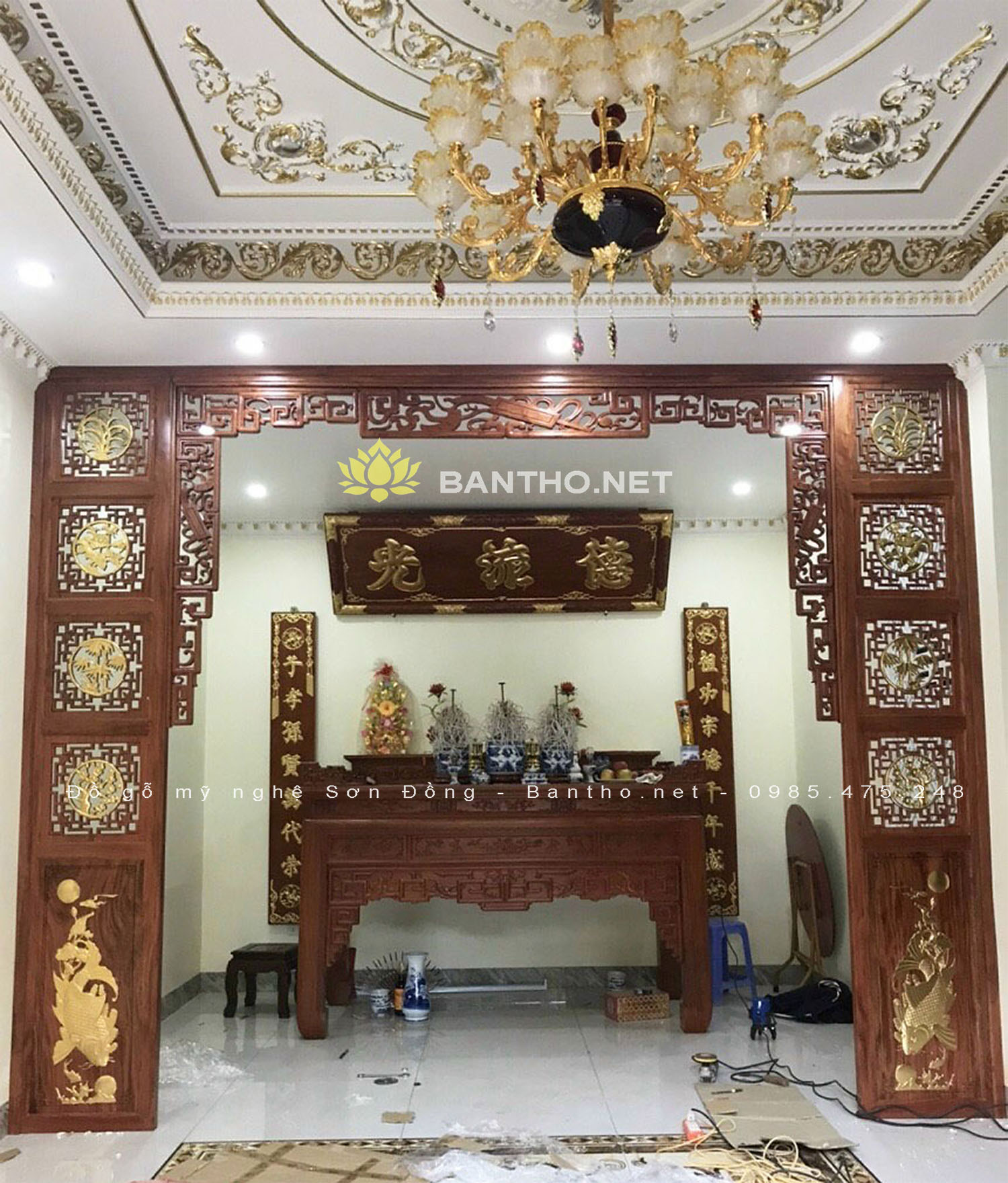 Vách ngăn bàn thờ và bộ hoành phi câu đối